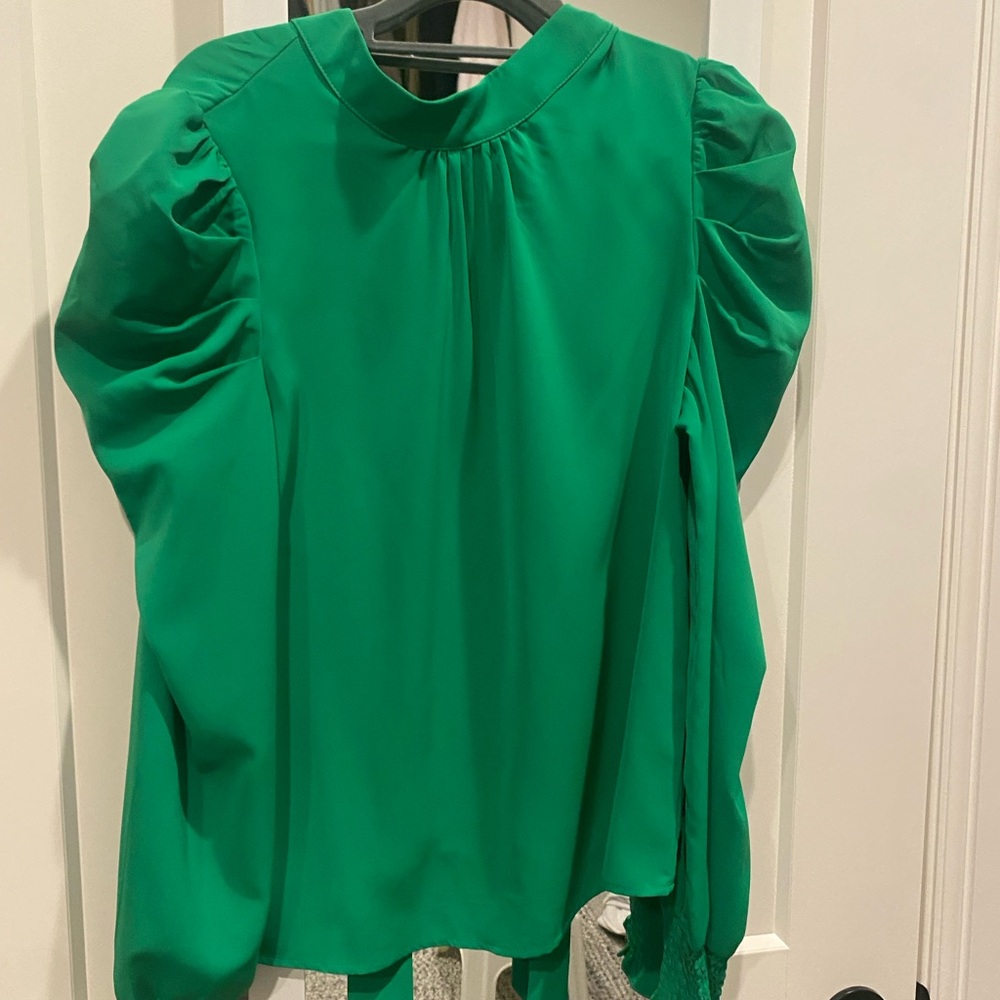 Lulu Green long sleeve shirt Large. (NWOT)